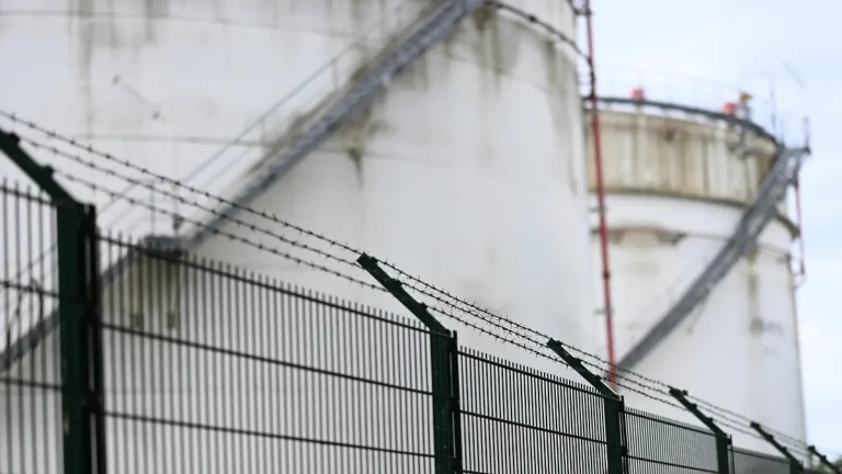 tanks-der-bp-raffinerie-in-lingen-im-fall-einer-sperrung-der-strasse-von-hormus-koennten-oel-und-gas.webp