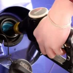tankstellenzapfhahn-zusaetzliches-gewicht-im-fahrzeug-steigert-den-spritverbrauch-100-kilogramm-um-r.webp