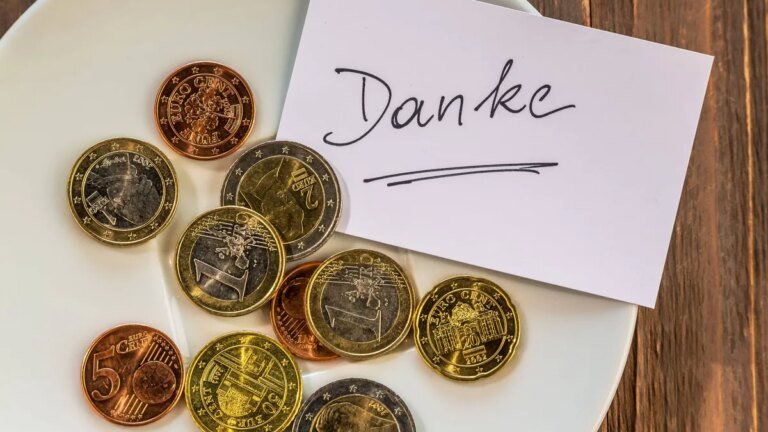teller-mit-muenzen-trinkgeld-mcpbbo-mcpbbo.jpg