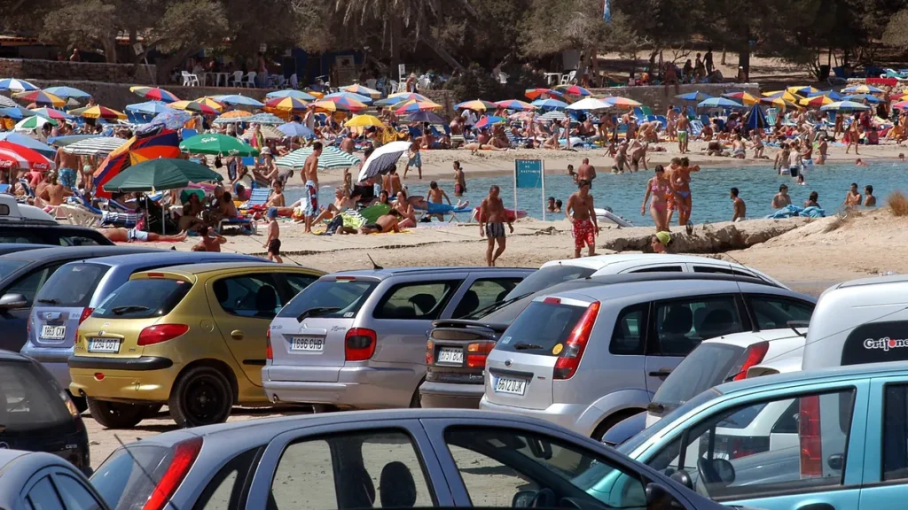 touristenansturm-auf-einen-badestrand-an-der-kueste-von-ibiza-auf-der-insel-sollen-dieses-jahr-wenig.webp