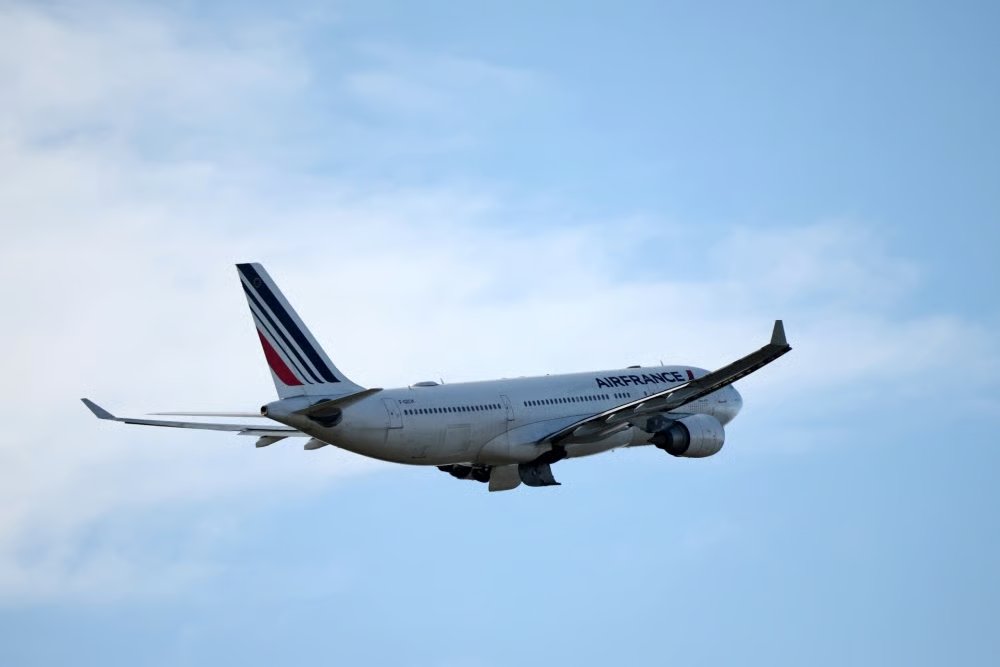 un-a330-d-air-france-au-decollage-1759388138_55828669add8669828669add84d828v_.jpg