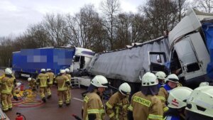 unfall-auf-der-a1-zwei-lkw-fahrer-wurden-eingeklemmt.jpg