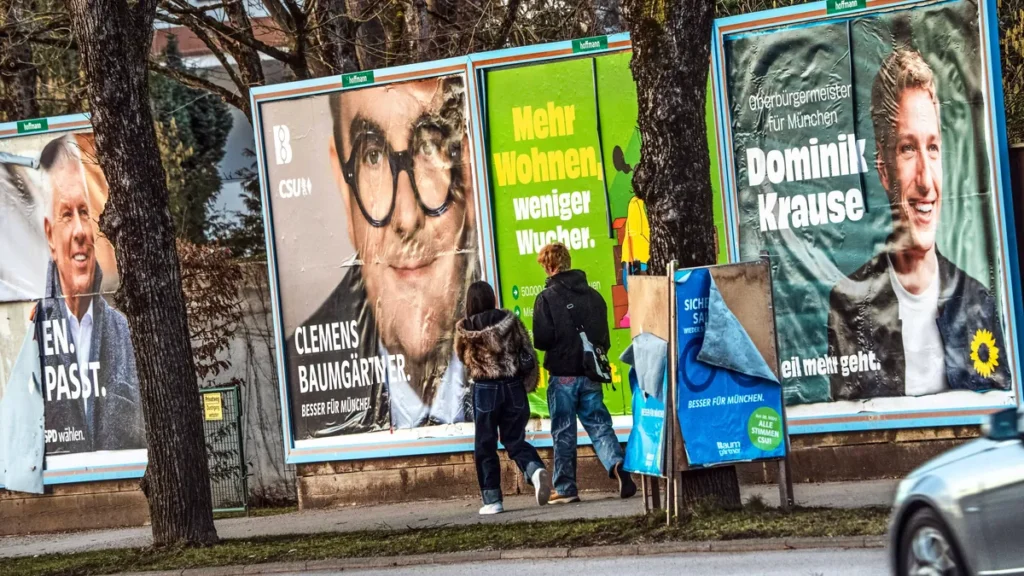 wahlplakate-in-muenchen-archivbild-innerhalb-von-14-tagen-nach-dem-wahltermin-muessen-die-plakate-au.webp
