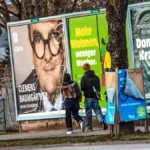 wahlplakate-in-muenchen-archivbild-innerhalb-von-14-tagen-nach-dem-wahltermin-muessen-die-plakate-au.webp