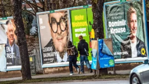 wahlplakate-in-muenchen-archivbild-innerhalb-von-14-tagen-nach-dem-wahltermin-muessen-die-plakate-au.webp