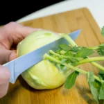 weg-damit-weil-sie-dem-kohlrabi-die-feuchtigkeit-entziehen-sollten-die-blaetter-gleich-nach-dem-eink.webp