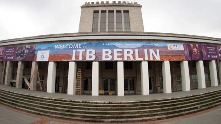 welcome-to-itb-berlin-steht-auf-einem-schild-ueber-dem-eingang-zur-messe-berlin.jpg