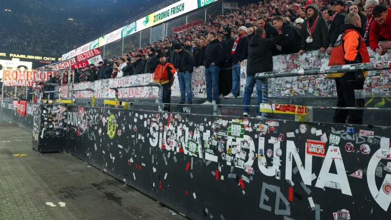 zu-betraechtlichen-teilen-leer-die-gaeste-tribuene-beim-topspiel-zwischen-dortmund-und-den-bayern.jp_.webp
