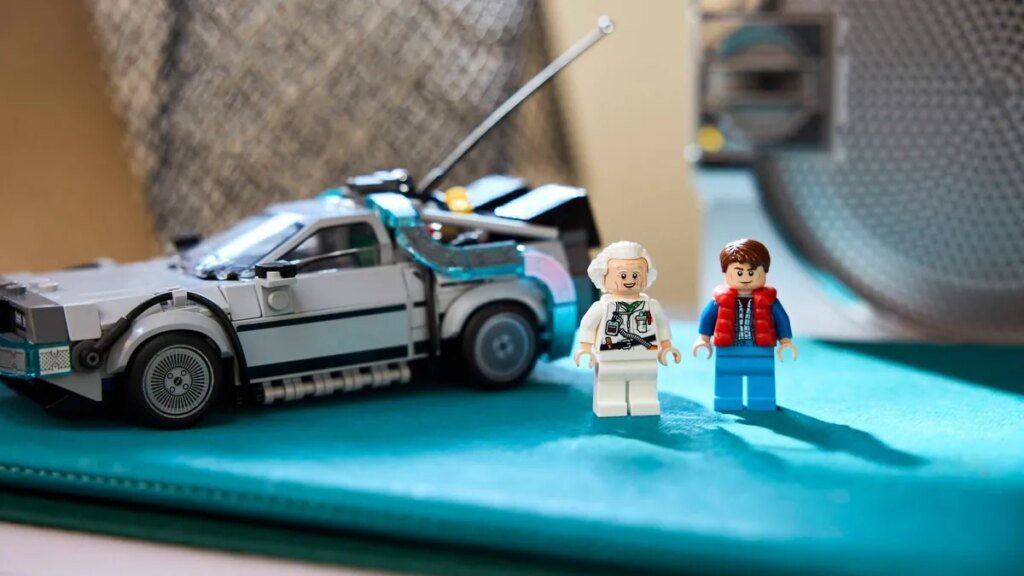 zum-set-gehoerten-auch-die-beruehmten-figuren-im-miniformat-doc-brown-und-marty-mcfly.jpg