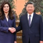12-oppositionsfuehrerin-cheng-liwun-mit-xi-jinping-620d992a7e676b80.jpg