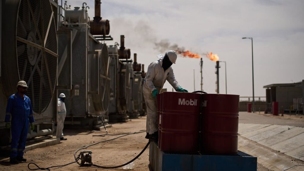 28-03-2026-Irak-Basra-Ein-Arbeiter-steht-an-Oeltonnen-waehrend-er-an-einer-Entgasungsstation-im-Zuba.jpeg