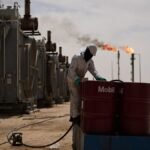 28-03-2026-Irak-Basra-Ein-Arbeiter-steht-an-Oeltonnen-waehrend-er-an-einer-Entgasungsstation-im-Zuba.jpeg