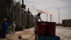 28-03-2026-Irak-Basra-Ein-Arbeiter-steht-an-Oeltonnen-waehrend-er-an-einer-Entgasungsstation-im-Zuba.jpeg