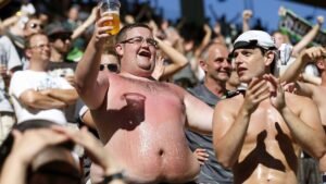 Bei-tropischen-Temperaturen-vergass-dieser-Gladbach-Fan-Sonnencreme-auf-seinen-Bierbauch-aufzutragen.jpeg