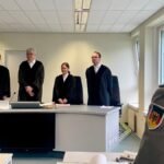 Der-Vorsitzende-Richter-Egbert-Schneider-3-v-l-steht-vor-dem-Prozessvertreter-der-Bundeswehr-r-zu-Be.jpeg