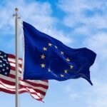 Die-Flaggen-der-Vereinigten-Staaten-von-Amerika-und-der-Europaeischen-Union-wehen-an-einem-klaren-Ta.jpeg
