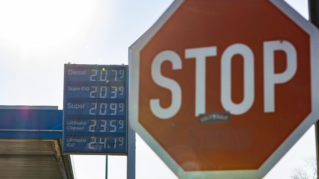 Die-Kraftstoffpreise-steigen-weiter-deutlich-an-An-einer-Tankstelle-an-der-Bundesstrasse-B9-in-Bonn.jpeg