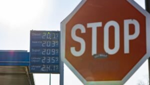 Die-Kraftstoffpreise-steigen-weiter-deutlich-an-An-einer-Tankstelle-an-der-Bundesstrasse-B9-in-Bonn.jpeg