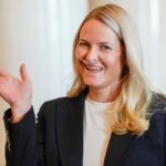 Die-norwegische-Kronprinzessin-Mette-Marit-traegt-zum-ersten-Mal-ein-Sauerstoffgeraet-zu-einem-offiz.jpeg