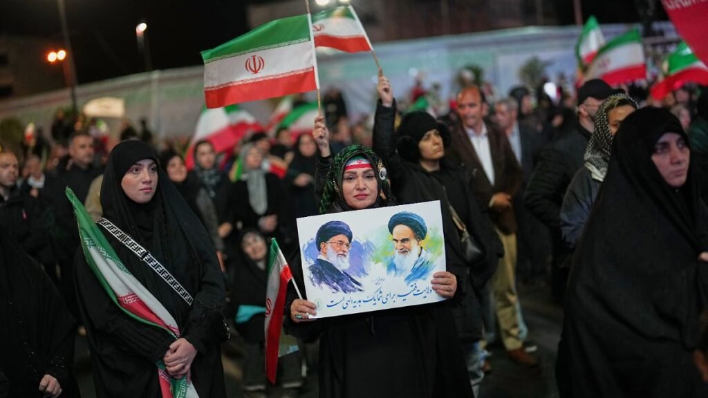 Eine-Frau-haelt-ein-Plakat-mit-dem-verstorbenen-Obersten-Fuehrer-Chamenei-l-und-dem-verstorbenen-Rev.jpeg
