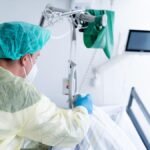 Eine-Pflegekraft-steht-am-Krankenbett-einer-schwerkranken-Patientin-im-Krankenhaus.jpg