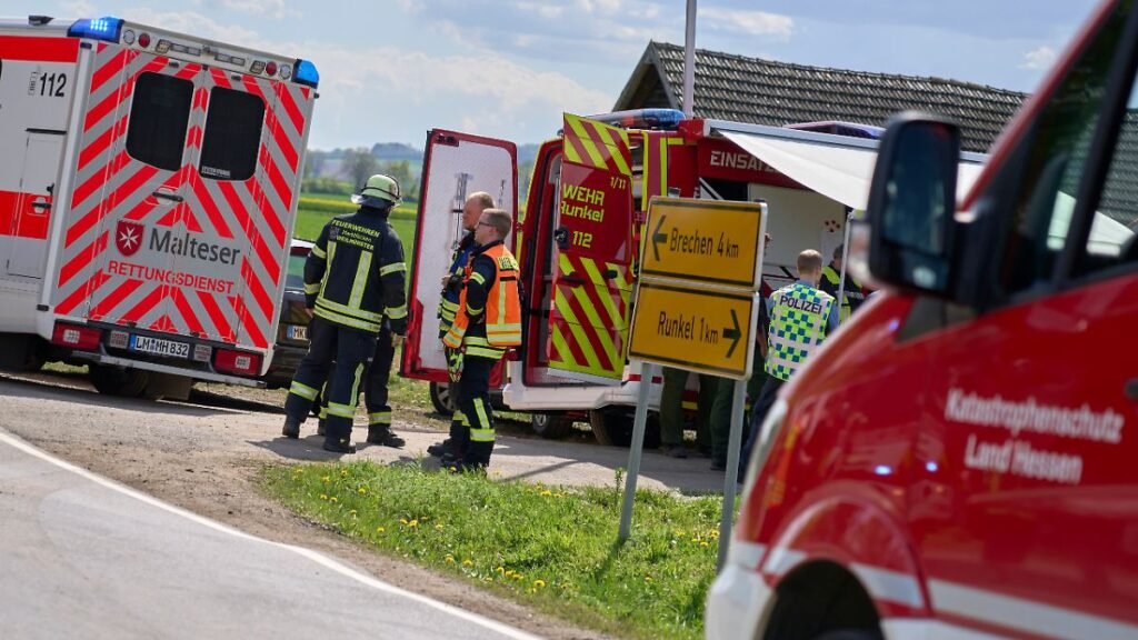 Einsatzkraefte-der-Feuerwehr-besprechen-sich-vor-Ort-Nach-dem-Unglueck-bei-dem-drei-Menschen-in-eine.jpeg