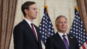 Jared-Kushner-l-und-Steve-Witkoff-Sondergesandter-fuer-Friedensmissionen-hoeren-zu-waehrend-US-Vizep.jpeg