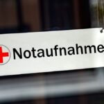 M-Ein-symbolisches-silbernes-weisses-Schild-mit-einem-roten-Kreuz-sowie-der-Aufschrift-Notaufnahme-h.jpeg