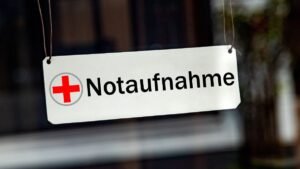 M-Ein-symbolisches-silbernes-weisses-Schild-mit-einem-roten-Kreuz-sowie-der-Aufschrift-Notaufnahme-h.jpeg