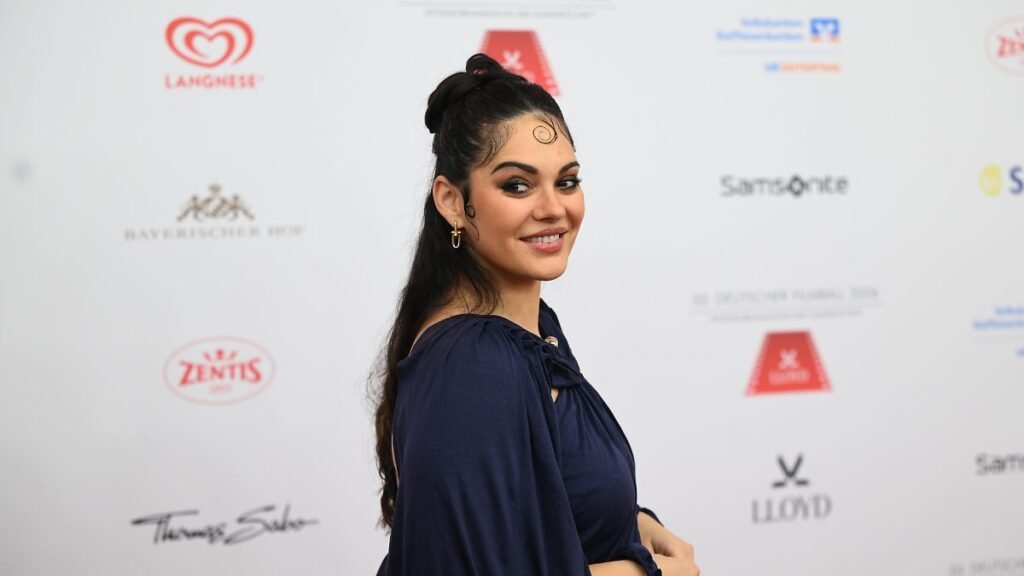 Nilam-Farooq-geht-beim-50-Deutscher-Filmball-ueber-den-roten-Teppich-vor-dem-Bayerischen-Hof.jpg