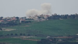 Rauch-steigt-nach-israelischem-Bombardement-im-Suedlibanon-auf-gesehen-von-Nordisrael-aus.jpg