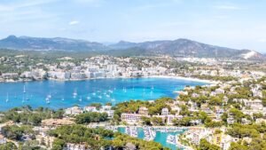 Santa-Ponsa-Spanien-27-Mai-2025-Santa-Ponsa-auf-Mallorca-Luftbild-von-oben-Urlaub-am-Meer-Strand-Buc.jpeg