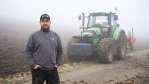 Stefan-Leichenauer-Landwirt-in-Tengen-steht-waehrend-eines-Fototermins-vor-seinem-Schlepper-neben-ei.jpeg