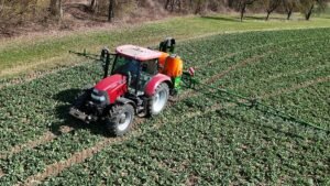 Themenfoto-Landwirtschaft-Duengen-Pestizide-Ein-Landwirt-faehrt-mit-seinenm-Traktor-ueber-ein-gruene.jpeg