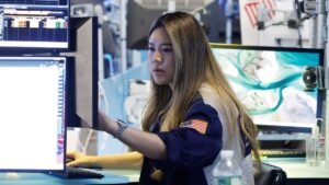 Traders-work-on-the-floor-of-the-New-York-Stock-Exchange-before-the-closing-bell-at-the-NYSE-on-Wall.jpeg