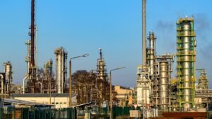 Verschiedene-Anlagen-der-Rohoelverarbeitung-auf-dem-Gelaende-der-PCK-Raffinerie-GmbH-Die-Raffinerie.jpeg