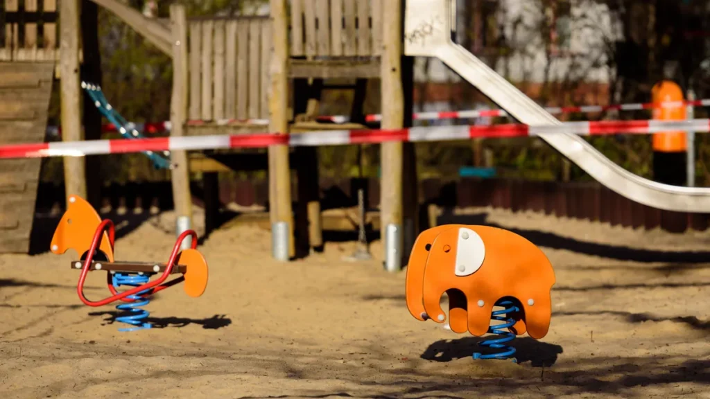 absperrungen-an-einem-spielplatz-symbolbild-marode-spielplaetze-koennten-wegen-mangelnder-sanierung.webp