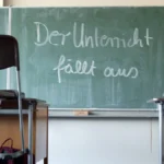 auf-einer-schultafel-steht-der-unterricht-faellt-aus-eine-grundschule-in-essen-musste-voruebergehend.webp
