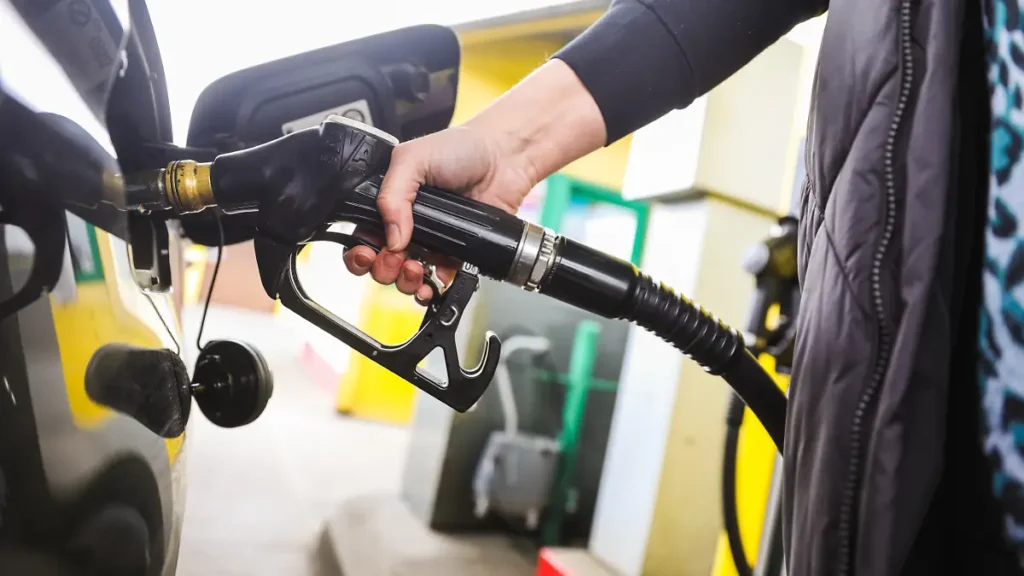 bamberg-deutschland-01042026-im-bild-frauenhaende-halten-eine-zapfpistole-beim-betanken-eines-fahrze.webp