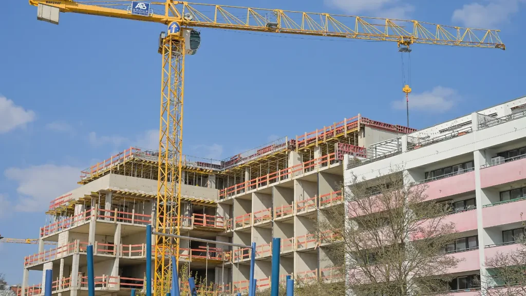 baustelle-wohnungsbau-kran-kurfuerstenstrasse-schoeneberg-berlin-deutschland.webp.webp