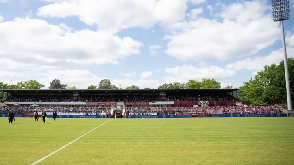 blick-auf-das-spielfeld-des-mommsenstadions-in-berlin-archivbild-der-rasen-des-stadions-ist-offenbar.webp