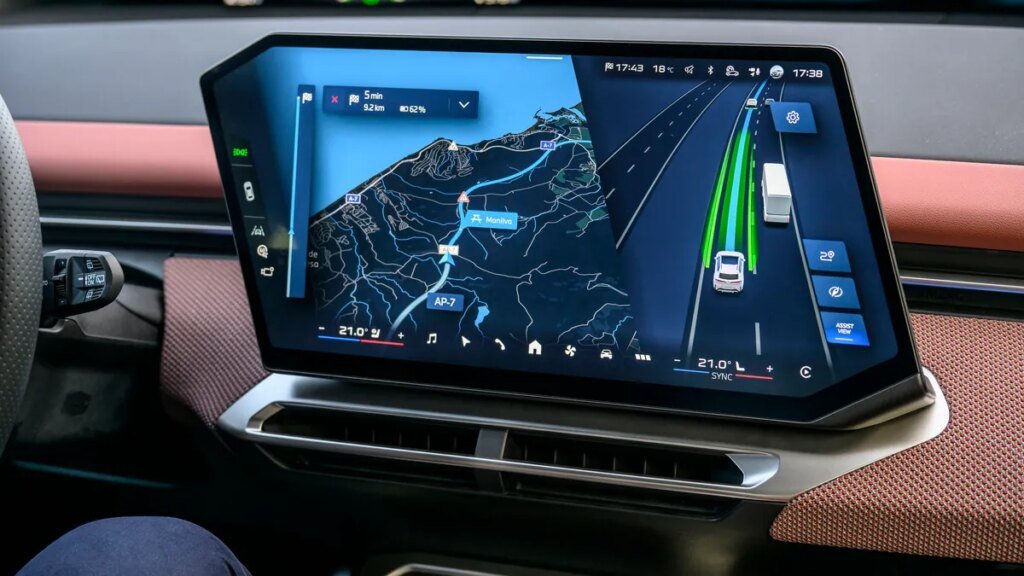 blick-in-das-cockpit-des-bmw-ix3-fuer-die-assistenzsysteme-werden-zahlreiche-daten-benoetigt.jpg