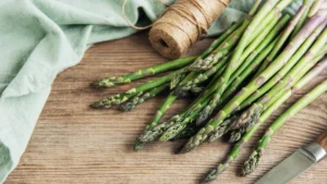 buendel-gruenen-spargels-bunches-of-green-raw-garden-asparagus-license-rf-copyright-xzoonar-com-olen.webp