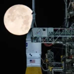 das-orion-raumschiff-kurz-vor-dem-start-vollmond-im-hintergrund-mit-an-bord-ist-technik-aus-der-hans.webp