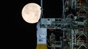 das-orion-raumschiff-kurz-vor-dem-start-vollmond-im-hintergrund-mit-an-bord-ist-technik-aus-der-hans.webp
