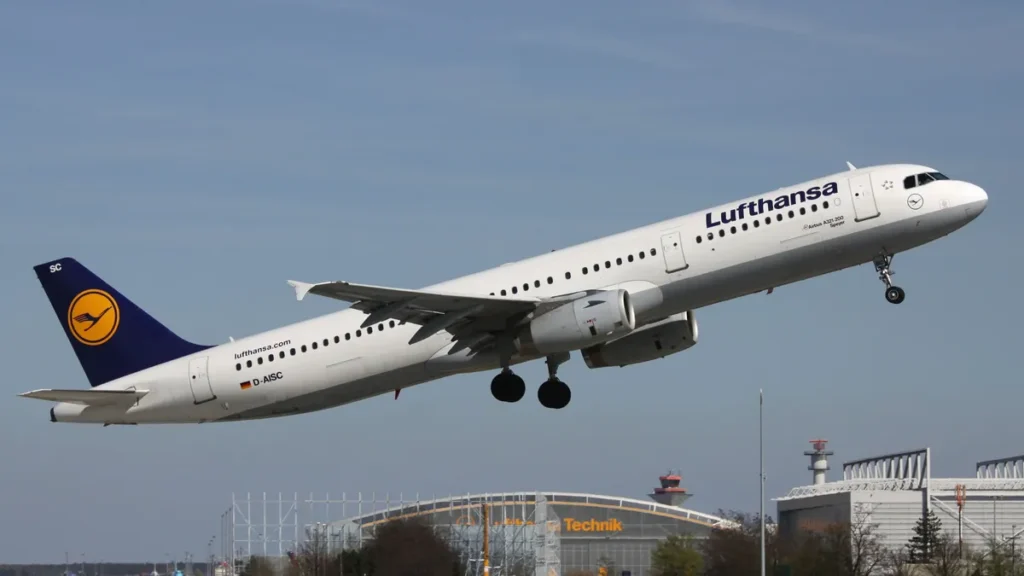 der-lufthansa-airbus-a321-200-mit-der-registrierung-d-aisc-archivbild-mit-rund-90-minuten-verspaetun.webp