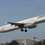 der-lufthansa-airbus-a321-200-mit-der-registrierung-d-aisc-archivbild-mit-rund-90-minuten-verspaetun.webp