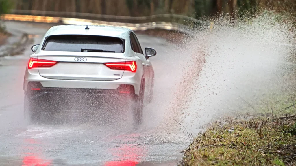 ein-auto-faehrt-durch-starkregen-symbolbild-in-koeln-und-nordrhein-westfalen-drohen-am-wochenende-ne.webp