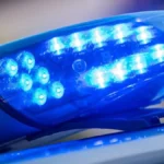 ein-blaulicht-ist-auf-dem-dach-eines-polizeifahrzeugs-zu-sehen-symbolbild-fuer-die-dauer-der-unfalla.webp
