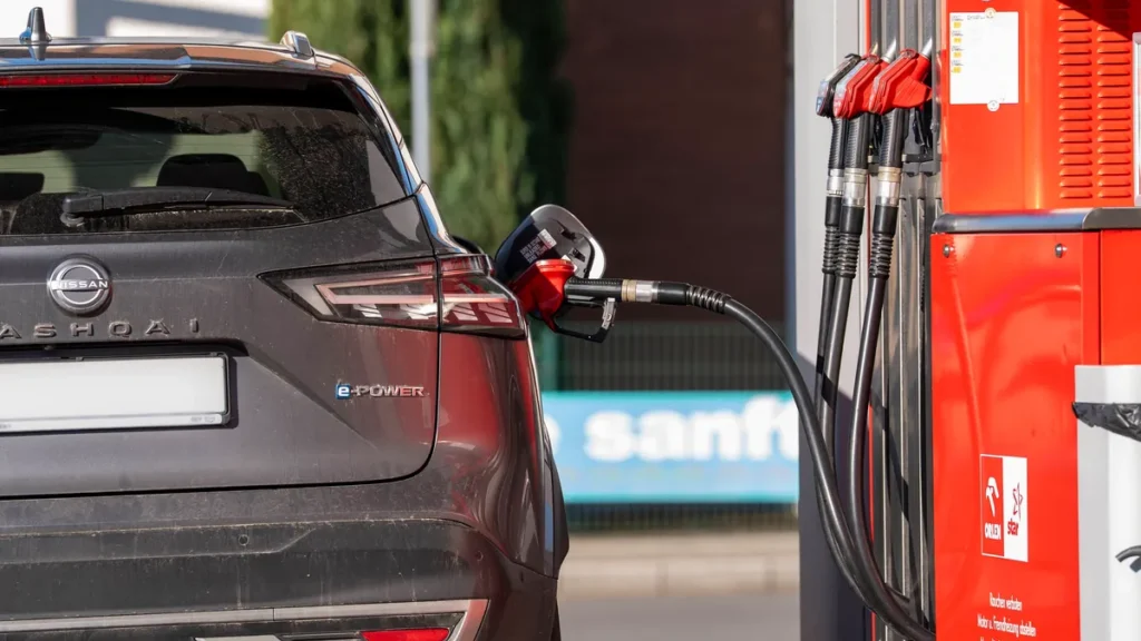 ein-fahrzeug-an-der-tankstelle-symbolfoto-in-koeln-sind-die-tankpreise-am-mittwoch-weitgehend-gestie.webp